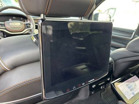 Used 2025 Jeep Grand Wagoneer Series III w/ Rear Seat Video Group 1 AWD/4WD image 15
