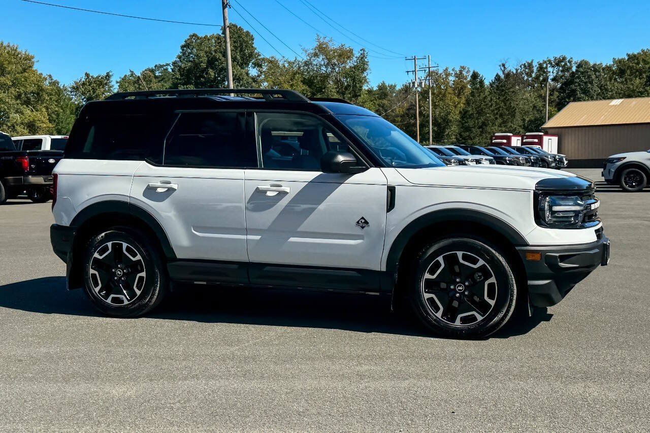 Used 2023 Ford Bronco Sport Outer Banks w/ Tech Package AWD/4WD image 2