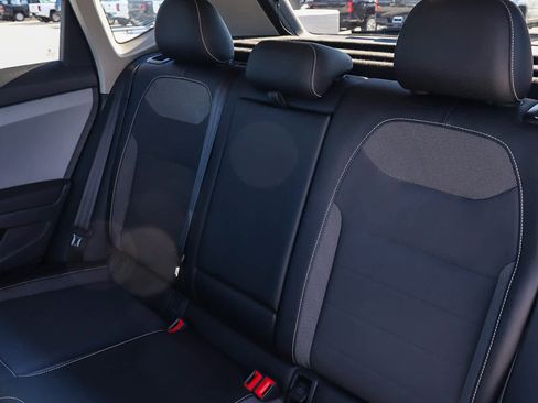 Used 2023 Volkswagen Taos SE w/ Panoramic Sunroof Package image 19