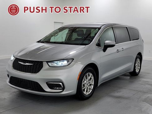 Used 2023 Chrysler Pacifica Touring-L FWD image 4