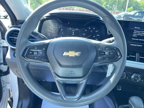 Used 2024 Chevrolet Trax LS w/ LS Convenience Package FWD image 11