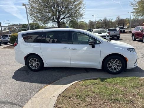 Used 2024 Chrysler Pacifica Touring-L FWD image 6