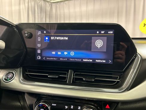 Used 2025 Chevrolet Trax LT w/ Sunroof Package image 17