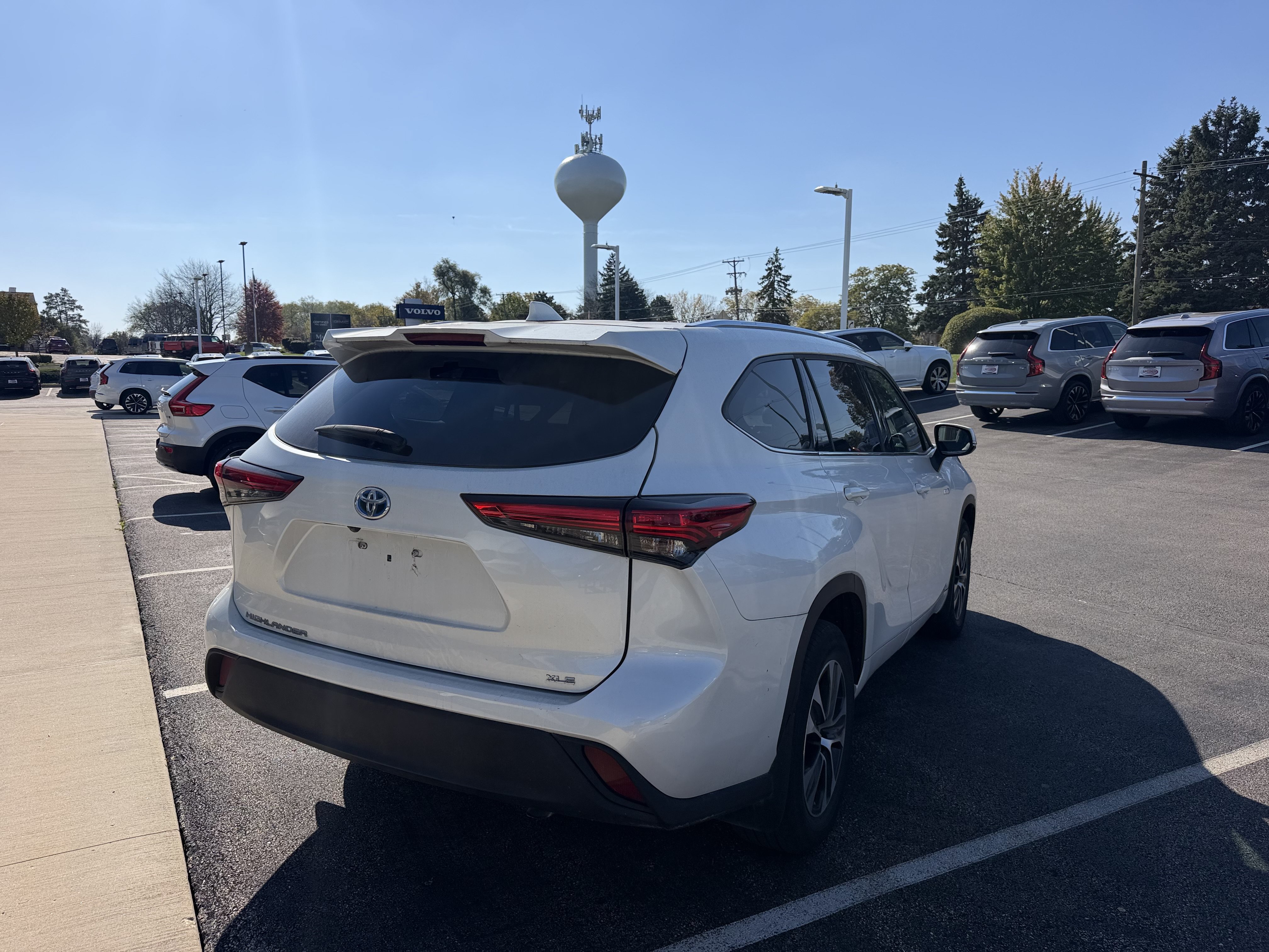 Used 2021 Toyota Highlander XLE AWD/4WD image 4