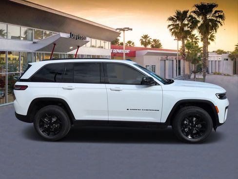 New 2026 Jeep Grand Cherokee Altitude image 2