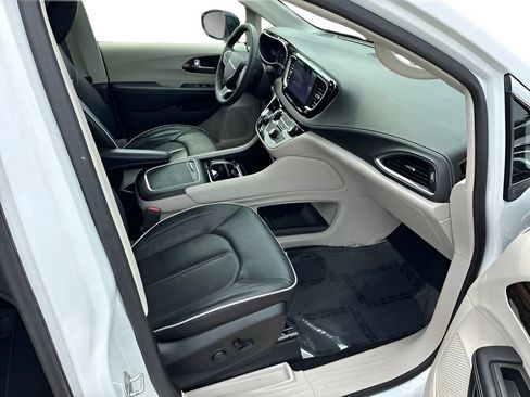 Used 2023 Chrysler Pacifica Limited FWD image 26