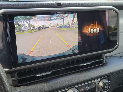 Used 2024 Jeep Gladiator Sport AWD/4WD image 16