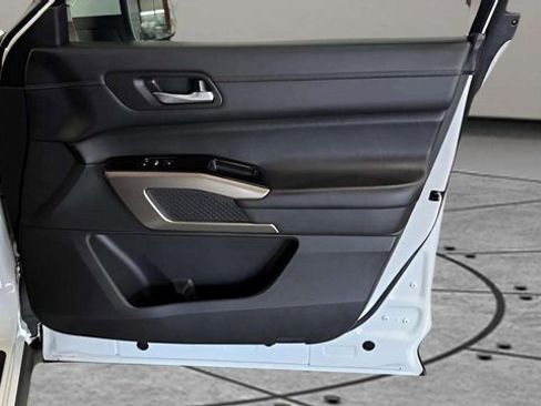 Used 2024 Nissan Pathfinder Platinum image 16