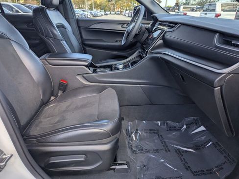 Used 2023 Jeep Grand Cherokee Altitude image 10