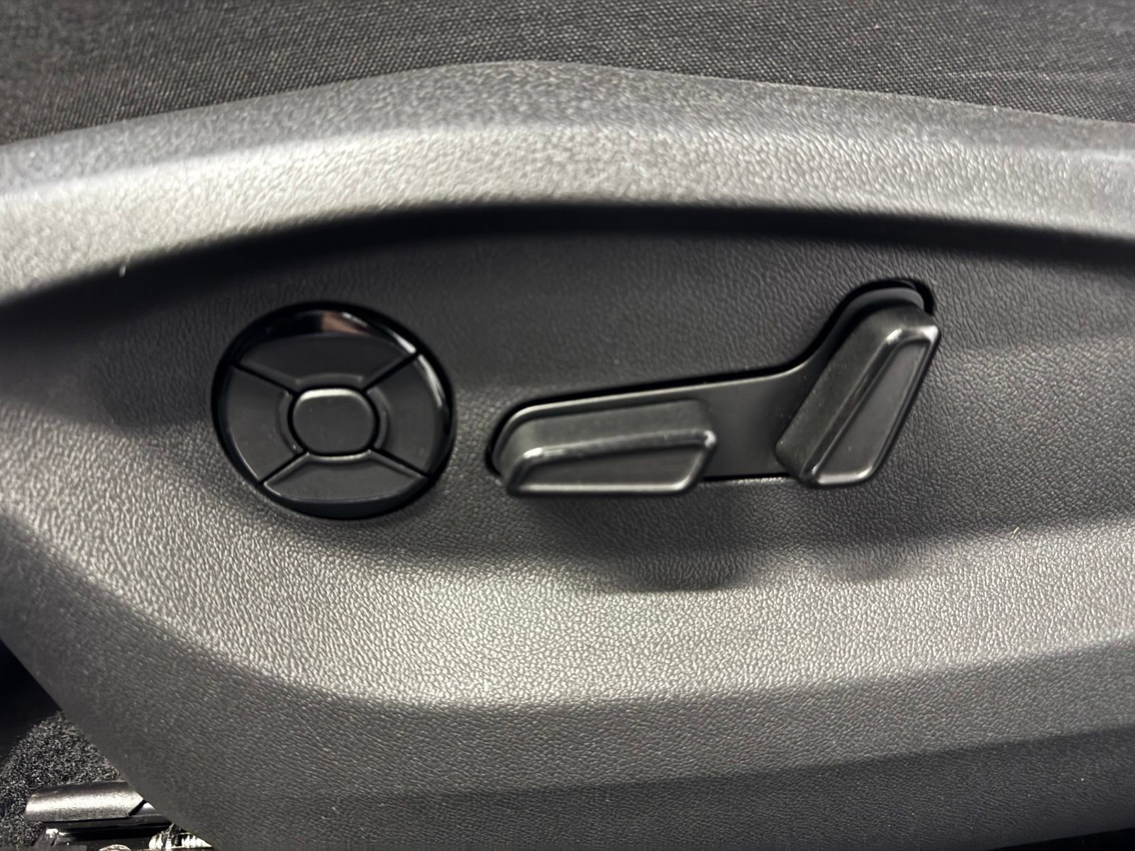Used 2025 Volkswagen Tiguan SE AWD/4WD image 25