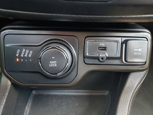 Used 2023 Jeep Renegade Latitude AWD/4WD image 17