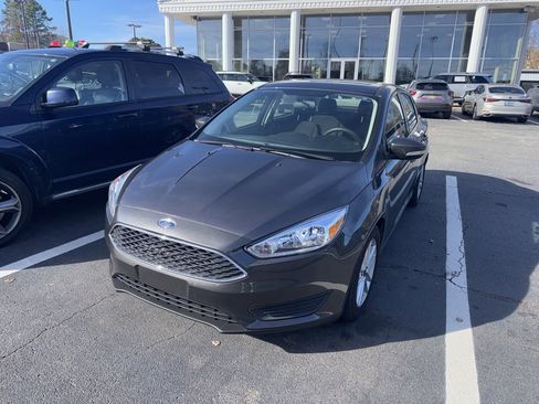 Used 2016 Ford Focus SE image 1