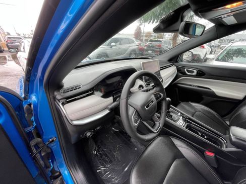 Used 2025 Jeep Compass Limited image 34