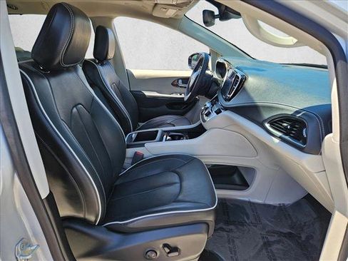 Used 2023 Chrysler Pacifica Limited FWD image 26