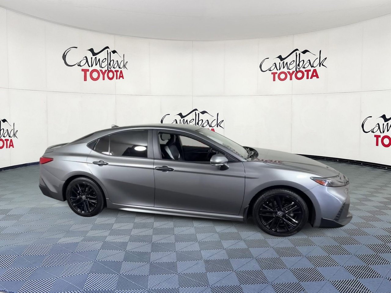 Used 2025 Toyota Camry SE FWD image 4
