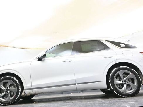 Used 2025 Genesis GV70 2.5T image 13