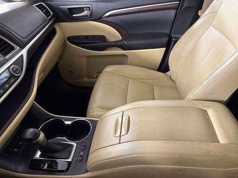 Used 2014 Toyota Highlander Limited Platinum image 16