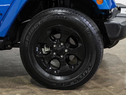 Used 2015 Jeep Wrangler Unlimited Sahara w/ Connectivity Group AWD/4WD image 46