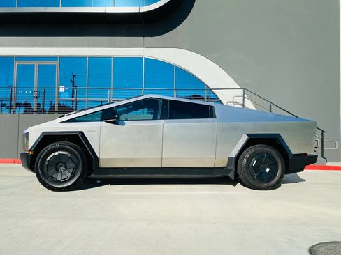 Used 2024 Tesla Cybertruck AWD Crew Cab image 4