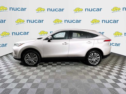 Used 2024 Toyota Venza XLE image 4