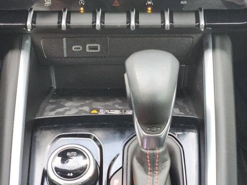 Used 2024 Chevrolet Colorado Z71 w/ Z71 Convenience Package 2 image 18