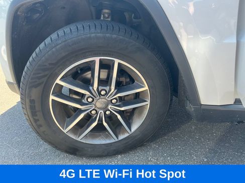 Used 2019 Jeep Grand Cherokee Laredo w/ 18" Wheel & 8.4" Radio Group AWD/4WD image 27