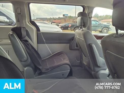 Used 2010 Chrysler Town & Country Touring image 17