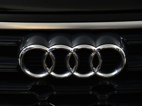 Used 2023 Audi Q5 e Premium w/ Convenience Package image 19