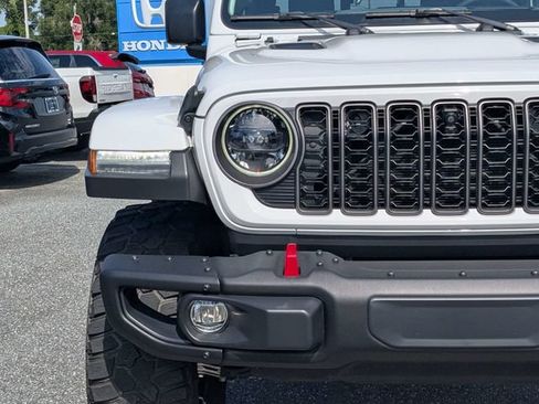 Used 2024 Jeep Gladiator Rubicon AWD/4WD image 9