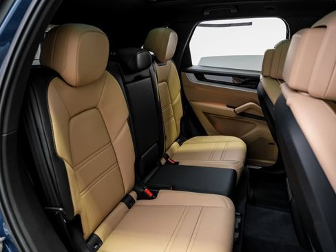 Used 2024 Porsche Cayenne AWD/4WD image 36