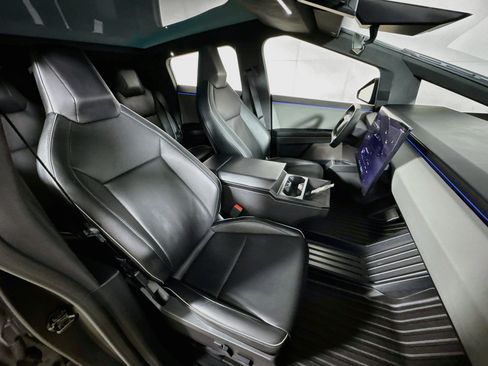 Used 2024 Tesla Cybertruck AWD Crew Cab image 27
