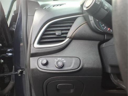 Certified 2021 Chevrolet Trax LT w/ LT Convenience Package image 20