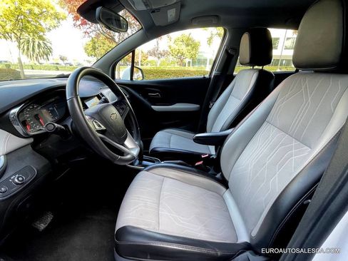 Used 2018 Chevrolet Trax LT w/ LT Convenience Package image 7