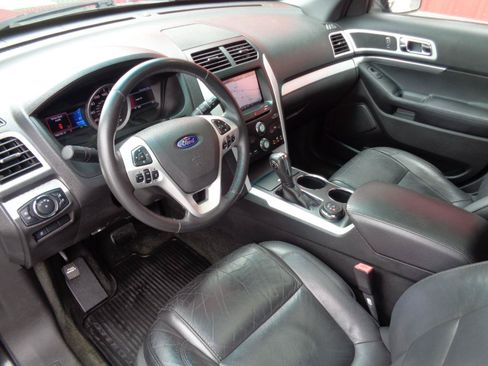 Used 2014 Ford Explorer XLT w/ Equipment Group 202A AWD/4WD image 2