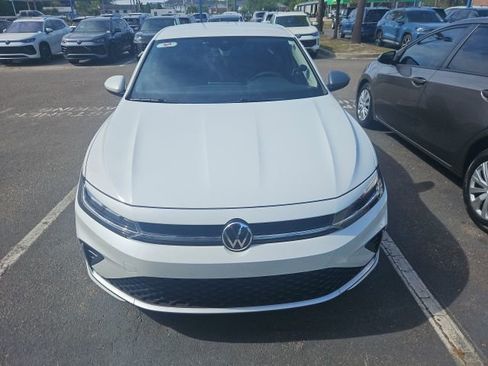 Used 2025 Volkswagen Jetta SE image 2