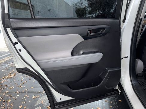 Used 2022 Toyota Highlander LE image 21