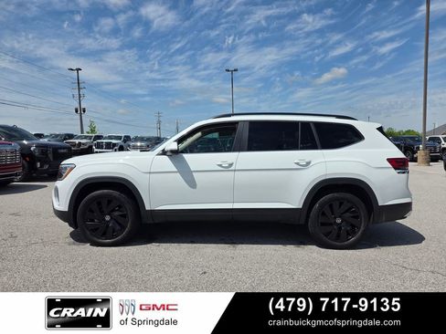Used 2024 Volkswagen Atlas SE w/ Black Wheel Package FWD image 3