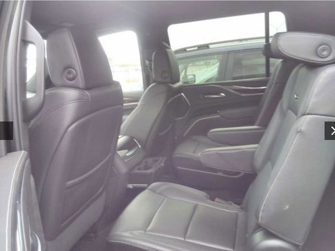 Used 2024 Cadillac Escalade ESV Luxury AWD/4WD image 4