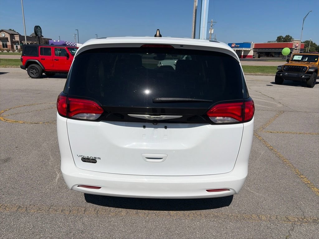 Used 2023 Chrysler Voyager LX FWD image 5