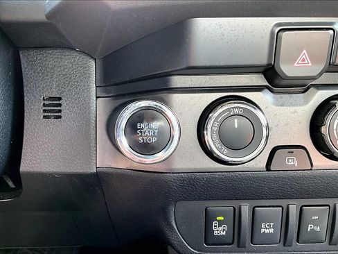 Certified 2019 Toyota Tacoma TRD Off-Road w/ Technology Package AWD/4WD image 18