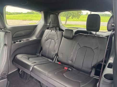 Used 2025 Chrysler Pacifica Select FWD image 11