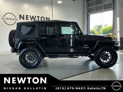 Used 2018 Jeep Wrangler Unlimited Sahara AWD/4WD image 4