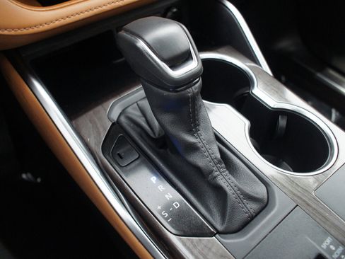 Used 2025 Toyota Highlander Platinum image 12