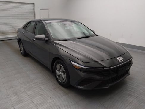 Used 2024 Hyundai Elantra SE FWD image 13