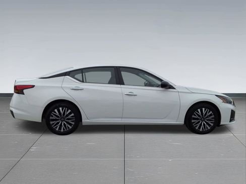 Used 2025 Nissan Altima 2.5 SV FWD image 7