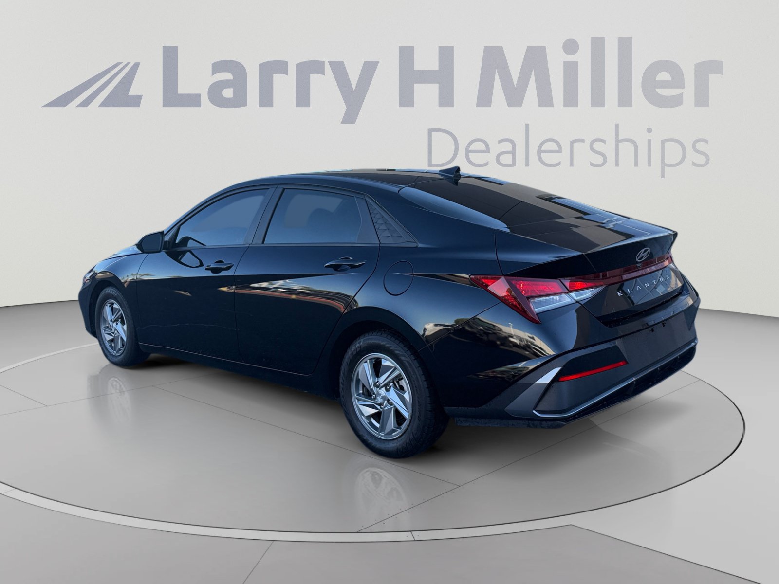Used 2024 Hyundai Elantra SE FWD image 3