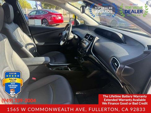Used 2017 Toyota Prius Four Touring FWD image 7