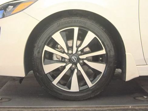 Used 2025 Nissan Sentra SV w/ SV Premium Package FWD image 8