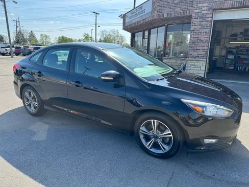 Used 2018 Ford Focus SE w/ SE Appearance Package image 18