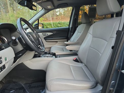 Used 2018 Honda Pilot Touring image 14